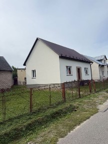 Dom z budynkami gospodarczymi