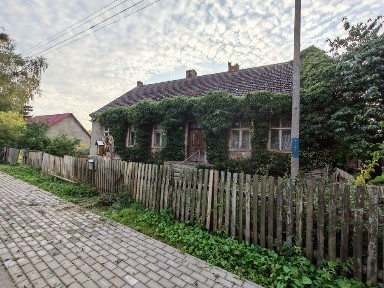 Dom z budynkami gospodarczymi i sporą działką w cichej okolicy