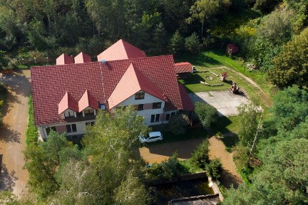 Nowy apartament z wyjściem na taras w domu nad jeziorem
