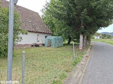 Dom wolnostojący z garażem i zabudowaniami gospodarczymi