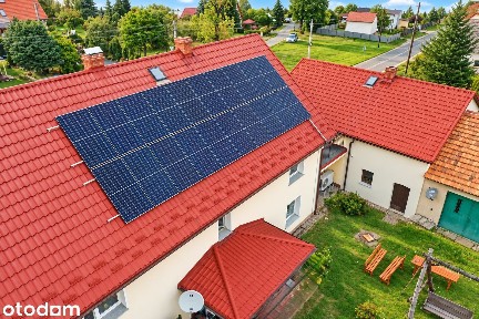 Dom z dużą działką, zabudowaniami gospodarczymi i widokiem na góry