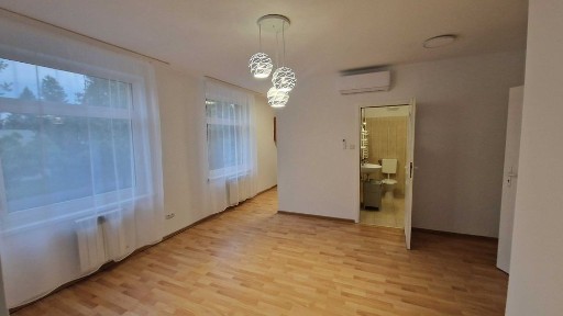 Wynajmę bezczynszowe 2 pokojowe mieszkanie z klimatyzacją położone w Gorlicach, ul. Biecka 40.