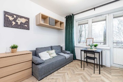 Nowoczesna kawalerka z balkonem obok Uniwersytetu Kożmiński.