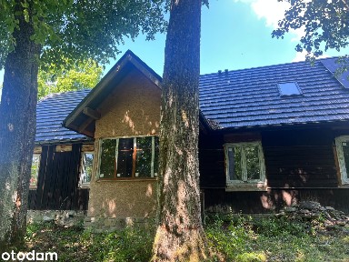 Zabytkowy dom z bali drewnianych w górach