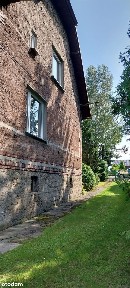 Dom z garażem, pomieszczeniami gospodarczymi i ogrodem.