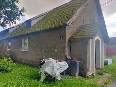 Mieszkanie 55,36 m² z poddaszem, budynkami gospodarczymi i udziałem w działce - Chmielno, gm. Bobolice