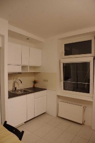 Mikrokawalerka w centrum Szczecina obok Bramy Portowej