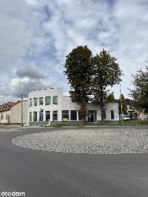 Nowy budynek w centrum / parking