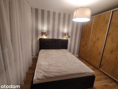 Fajny apartament z parkingiem, obok metra.