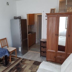 Prywatnie wynajme garsonierę umeblowaną o pow. 17 m2 na Oś. Szkolnym 1800 zł.