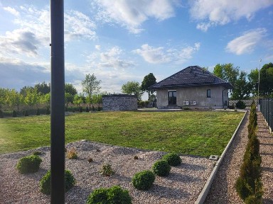 Dom z działką 1325 m2 w pięknej okolicy.