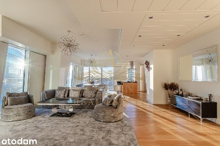 Unique 3-bedroom apartment on Złota 44