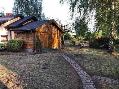 Domek z zadaszonym tarasem, kominkiem, laskiem brzozowym i ogrodem