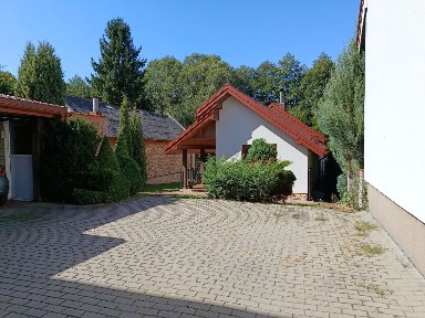 Wynajmę Dom nad rzeką 80m2, 2 miejsca postojowe w garażu, ogród, taras, balkon z widokiem na rzekę. ul. Romera, cena 4000zł/mc + opłaty.