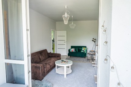 2 pokoje, kuchnia z jadalnią, 55m, duży balkon, 2-gie piętro, blok z cegły, świetna lokalizacja, od września