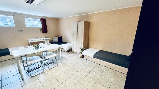Dom z pełnym wyposażeniem / 10 pokoi / 3 łazienki / 2 kuchnie / pracownicy