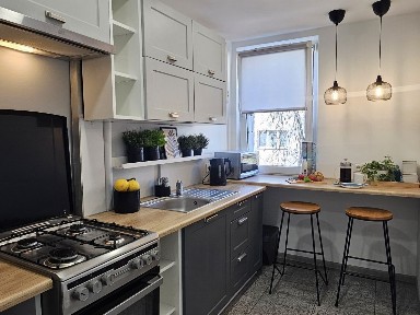 2 pokoje | Osobna kuchnia | Duży balkon | 1. piętro