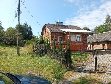 Dom wraz z budynkiem gospodarczym i garażem