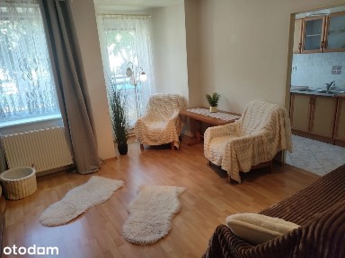 Police.Na sprzedaż duża kawalerka 34,30m2 z oddzielną kuchnią,parter.