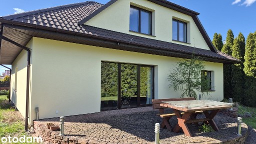 Dom wolnostojący z garażem i altaną grilową