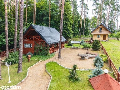Mały domek z tarasem nad j. Kalwa.