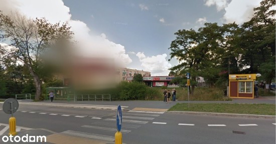 Duże witryny, parking przed lokalem