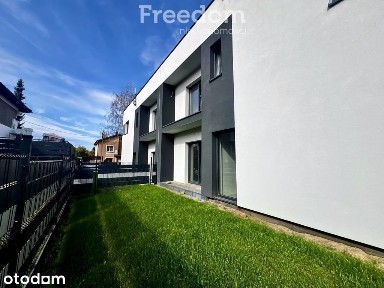 Nowoczesny dom bliźniak z ogrodem