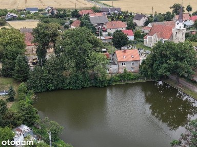 Dom zarządcy 1868 nad stawem wsród starodrzewia
