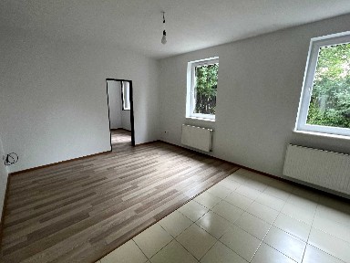 Bez pośredników. 40 m². 2 pokoje. Brak czynszu administracyjnego, nieumeblowane, parking.