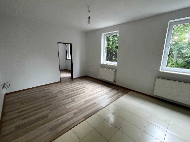 Bez pośredników. 40 m². 2 pokoje. Brak czynszu administracyjnego, nieumeblowane, parking.