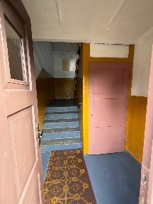 Na sprzedaż bezczynszowe mieszkanie o powierzchni 60,4 m², położone w kamienicy w Lesznie Górnym.