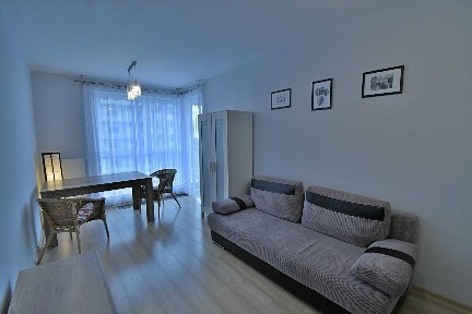 2 pok z balkonem, Krzyki