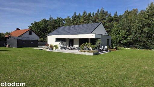 Nowoczesny dom parterowy 140 m² na dużej działce w otoczeniu lasu