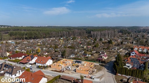 Mały budynek, ogródek, miejsce postojowe i zieleń