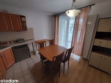 Mieszkanie 45 m² z balkonem i windą; blisko stacji kolejowej.