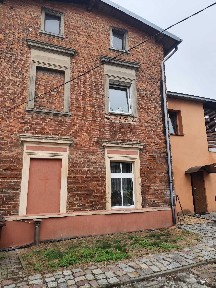 Dom z dwoma oddzielnymi wejściami