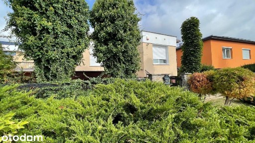 Przestronny dom z dużym tarasem, garażem, naturalistycznym ogrodem