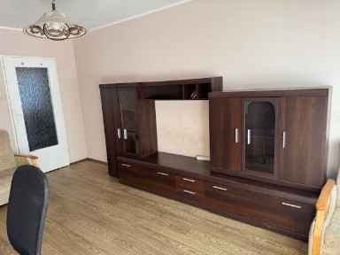 Na ulicy Ogińskiego 103 wynajmę od zaraz fajne umeblowane mieszkanie na Ip. o pow. 45m. 2 pokojowe z oddzielną kuchnią, dużym balkonem i piwnicą