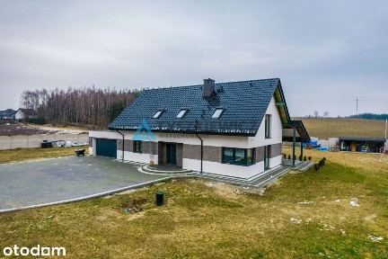 Nowoczesny dom na przedmieściach miasta