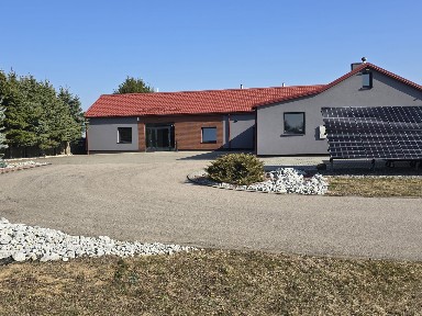 Budynek handlowo- magazynowy 230m2, obok wjazdu na drogę ekspresową s17