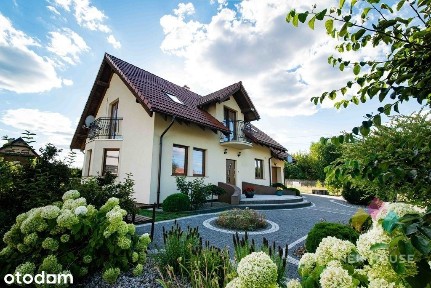 Komfortowy fotowoltaika pompa ciepła, las, rzeka