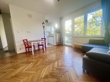 Kawalerka z balkonem obok stacji Metra