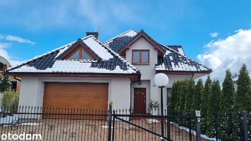 Wolnostojący dom z garażem i strychem