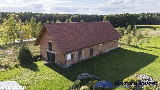 Ceglana stodoła z nowym dachem i projektem na mieszkania w Waplewie