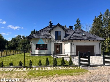 Dom tuż przy lesie.