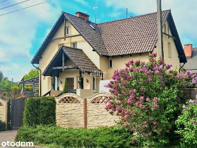 Piękny dom z zadbanym ogrodem w dobrej lokalizacji
