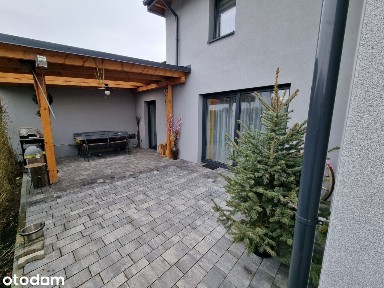 Wyremontowany dom 2 mieszkaniowy z zapleczem magaz