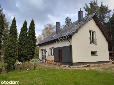 Nowy dom na ładnej działce w otoczeniu lasów.