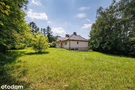 Z dala od sąsiadów, otoczony zielenią