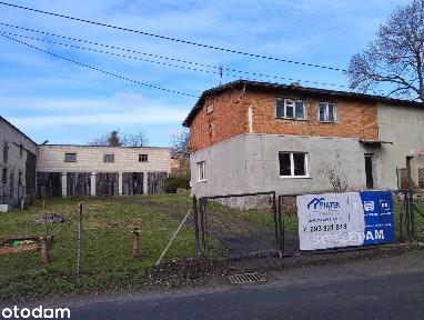 Dom z budynkami gospodarczymi w Plesewie